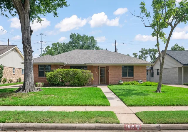 Photo 1 of Sale Pending at 1815 Droxford Dr, Houston, TX 77008 | MLS# 50084804 | Listing updated on 2026-09-14