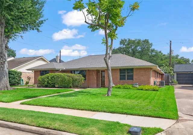 Photo 2 of Sale Pending at 1815 Droxford Dr, Houston, TX 77008 | MLS# 50084804 | Listing updated on 2026-09-14