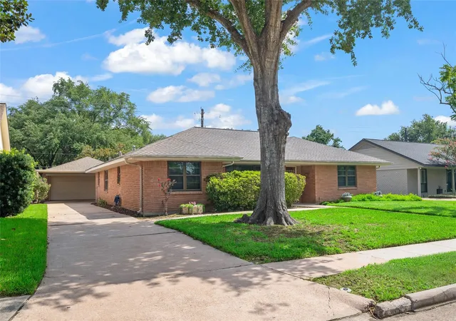 Photo 3 of Sale Pending at 1815 Droxford Dr, Houston, TX 77008 | MLS# 50084804 | Listing updated on 2026-09-14