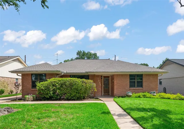 Photo 3 of Sale Pending at 1815 Droxford Dr, Houston, TX 77008 | MLS# 50084804 | Listing updated on 2026-09-14