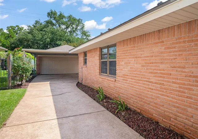 Photo 4 of Sale Pending at 1815 Droxford Dr, Houston, TX 77008 | MLS# 50084804 | Listing updated on 2026-09-14