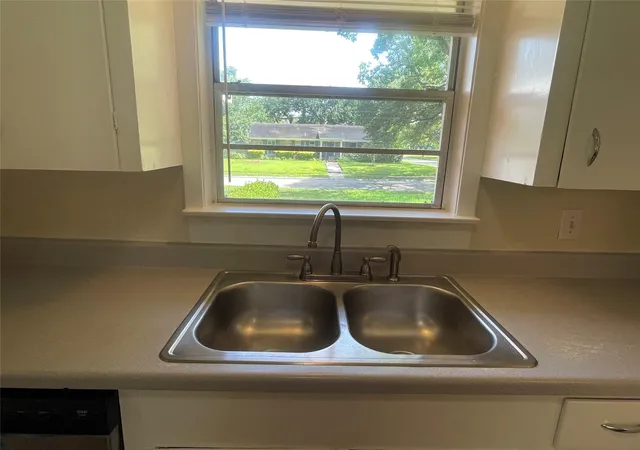 4th image of 5042 Grape St, Houston, TX 77096 | MLS# 87366571