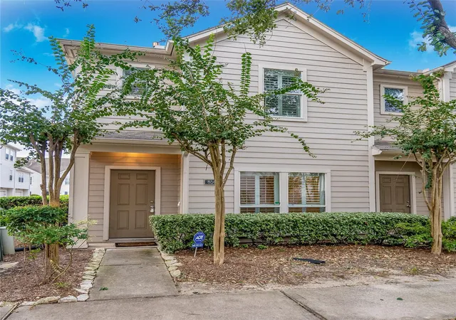 Photo 2 of Sale Pending at 850 W Heights Holw Ln, Houston, TX 77007 | MLS# 27069593 | Listing updated on 2026-08-24