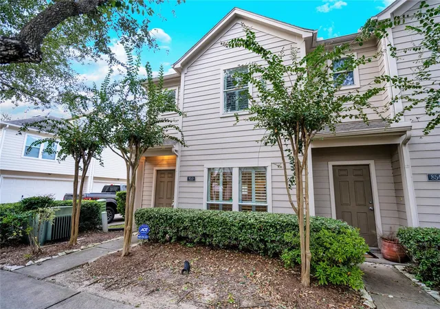 Photo 3 of Sale Pending at 850 W Heights Holw Ln, Houston, TX 77007 | MLS# 27069593 | Listing updated on 2026-08-24