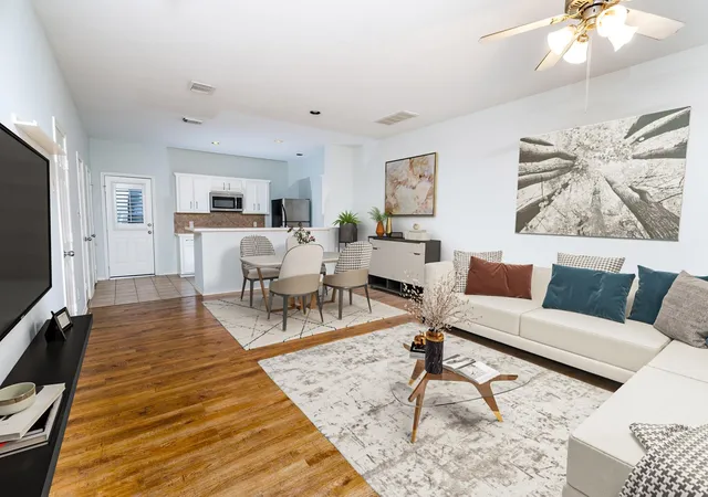 Photo 3 of Sale Pending at 850 W Heights Holw Ln, Houston, TX 77007 | MLS# 27069593 | Listing updated on 2026-08-24