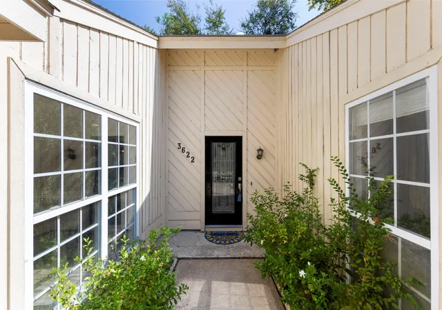 Photo 3 of Sale Pending at 3622 Hill Springs Dr, Houston, TX 77345 | MLS# 70045228 | Listing updated on 2026-09-17
