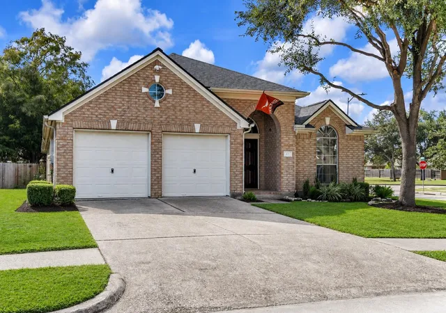 Photo 3 of Single family home for sale at 431 Cardinal Oaks, Kemah, TX 77565 | MLS# 8520573 | Listing updated on 2026-09-19