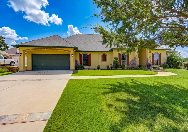 Photo 2 of Single family home for sale at 5920 White Oak Tr, Conroe, TX 77304 | MLS# 962848 | Listing updated on 2026-09-19