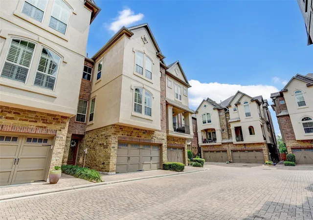 Photo 2 of Townhouse for sale at 5306 Perrington Hts Ln, Houston, TX 77056 | MLS# 58756476 | Listing updated on 2026-09-15
