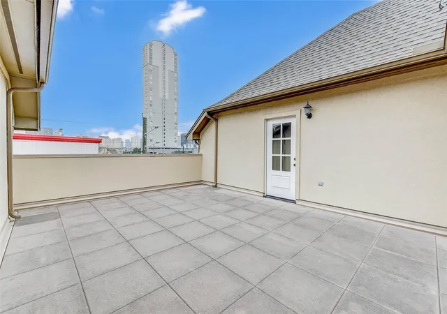 Photo 3 of Townhouse for sale at 5306 Perrington Hts Ln, Houston, TX 77056 | MLS# 58756476 | Listing updated on 2026-09-15