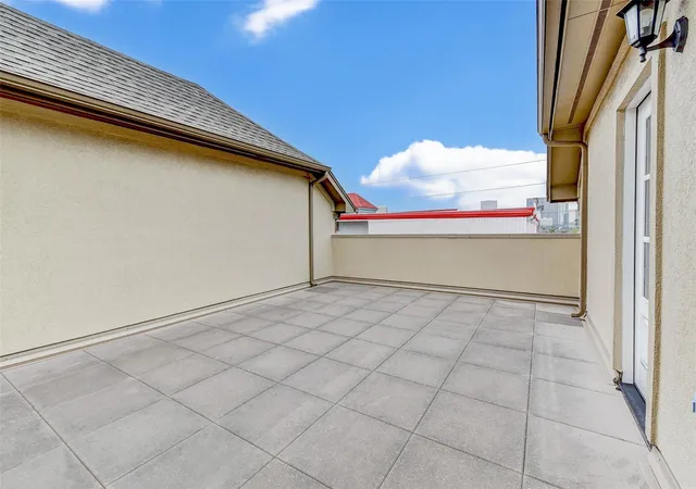 Photo 4 of Townhouse for sale at 5306 Perrington Hts Ln, Houston, TX 77056 | MLS# 58756476 | Listing updated on 2026-09-15