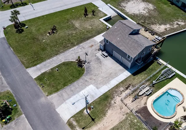 5th image of 303 Tahiti Rd, Galveston, TX 77554 | MLS# 98558208