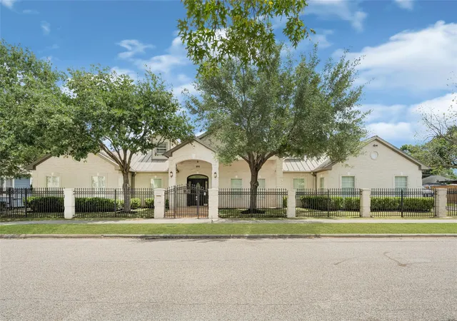Photo 3 of Single family home for sale at 404 Moss St, Houston, TX 77009 | MLS# 64765529 | Listing updated on 2026-08-29