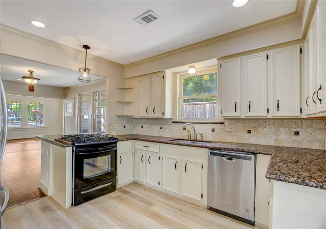 3rd image of 610 Columbia St, Houston, TX 77007 | MLS# 43106074