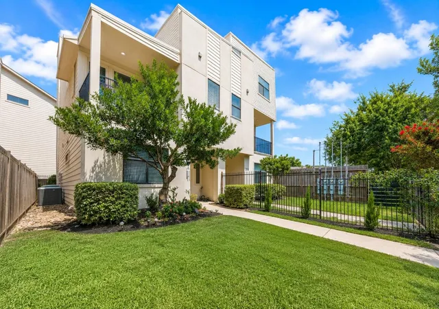 Photo 3 of Townhouse for sale at 2320 Emancipation Ave, Houston, TX 77004 | MLS# 10149527 | Listing updated on 2026-06-27