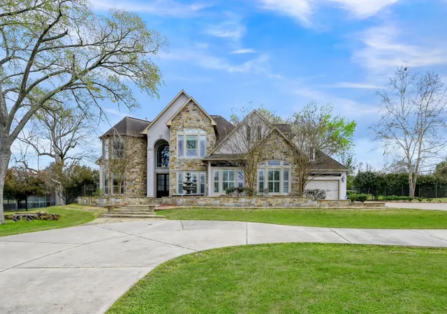 Photo 3 of Mansion for sale at 50 Lake Ests Dr, Montgomery, TX 77356 | MLS# 94437901 | Listing updated on 2026-09-11
