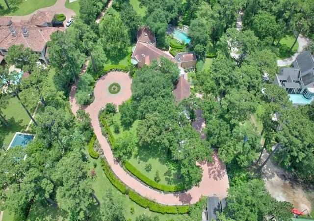 Photo 2 of Mansion for sale at 35 W Rivercrest Dr, Houston, TX 77042 | MLS# 13410839 | Listing updated on 2026-09-18