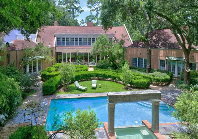 Photo 3 of Single family home for sale at 35 W Rivercrest Dr, Houston, TX 77042 | MLS# 13410839 | Listing updated on 2026-09-18