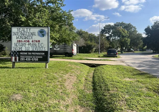 Photo 3 of Single family home for sale at 5418 Arthington St, Houston, TX 77053 | MLS# 89000774 | Listing updated on 2025-12-10