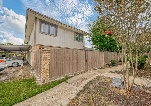 Photo 3 of Townhouse for sale at 12042 Mighty Oak Dr #B, Houston, TX 77066 | MLS# 34981621 | Listing updated on 2026-05-01