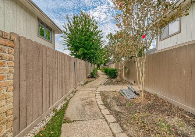 Photo 4 of Townhouse for sale at 12042 Mighty Oak Dr #B, Houston, TX 77066 | MLS# 34981621 | Listing updated on 2026-05-01