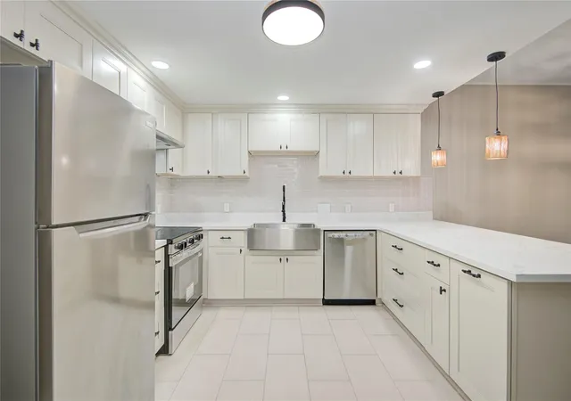 Photo 3 of Townhouse for sale at 4127 Meyerwood Dr, Houston, TX 77025 | MLS# 24803870 | Listing updated on 2026-09-11