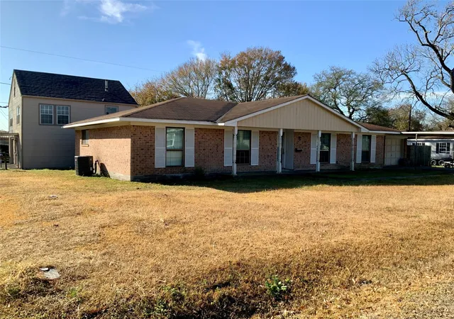 2nd image of 301 Travis St, Baytown, TX 77520 | MLS# 5714116