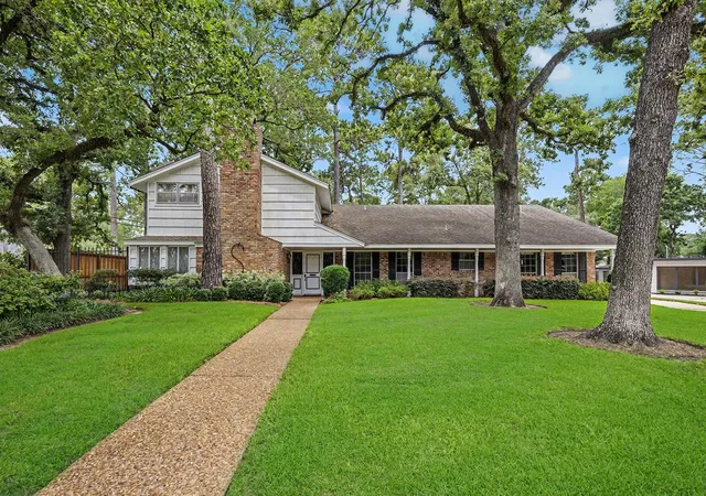 Photo 1 of Sale Pending at 103 Beaver Tail Point, Houston, TX 77024 | MLS# 85260041 | Listing updated on 2026-09-11