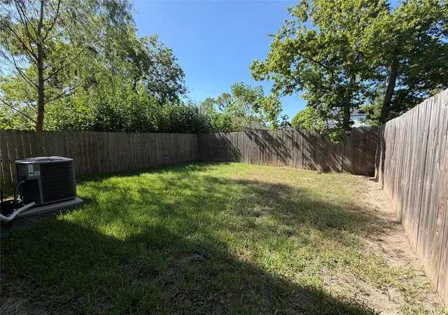 4th image of 2417 Noble St, Houston, TX 77026 | MLS# 40217889