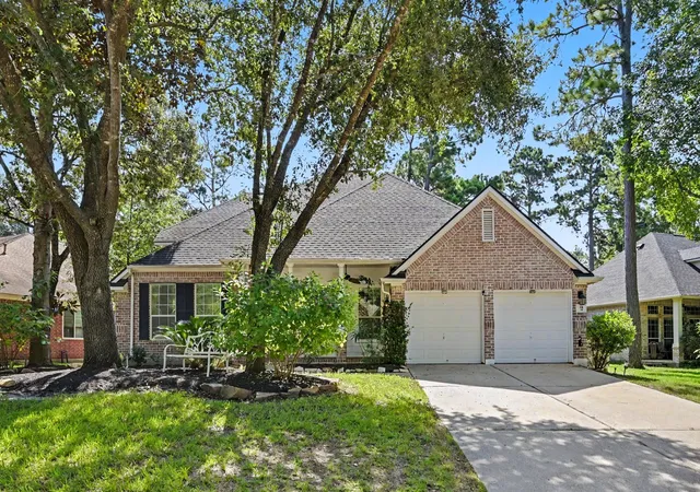 Photo 2 of Sale Pending at 14 S Rambling Ridge Pl, Conroe, TX 77385 | MLS# 90809964 | Listing updated on 2026-09-09