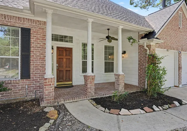 Photo 3 of Sale Pending at 14 S Rambling Ridge Pl, Conroe, TX 77385 | MLS# 90809964 | Listing updated on 2026-09-09