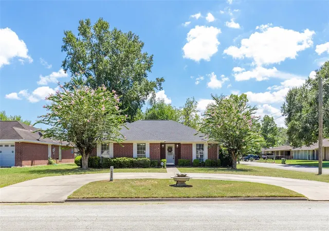 Photo 3 of Single family home for sale at 2402 Holly St, Liberty, TX 77575 | MLS# 56070143 | Listing updated on 2026-08-21