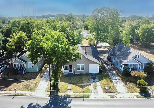 2nd image of 1003 N Park St, Brenham, TX 77833 | MLS# 71565042