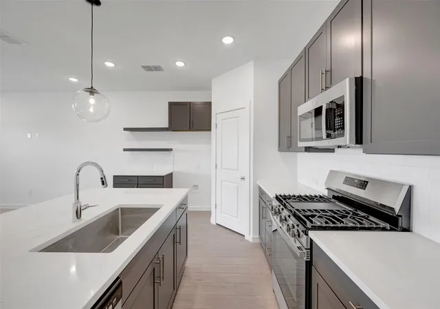 Photo 4 of Single family home for sale at 7711 Jade Crst Dr, Angleton, TX 77515 | MLS# 36794926 | Listing updated on 2026-09-20