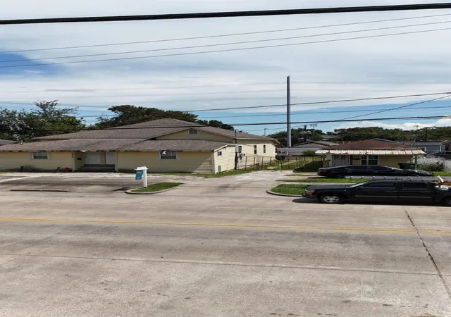 3rd image of 7525 Canal St, Houston, TX 77012 | MLS# 49616371