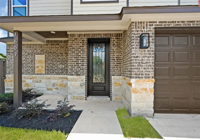 Photo 3 of Single family home for sale at 7607 Woodsman Trl, Houston, TX 77040 | MLS# 6184393 | Listing updated on 2026-09-21