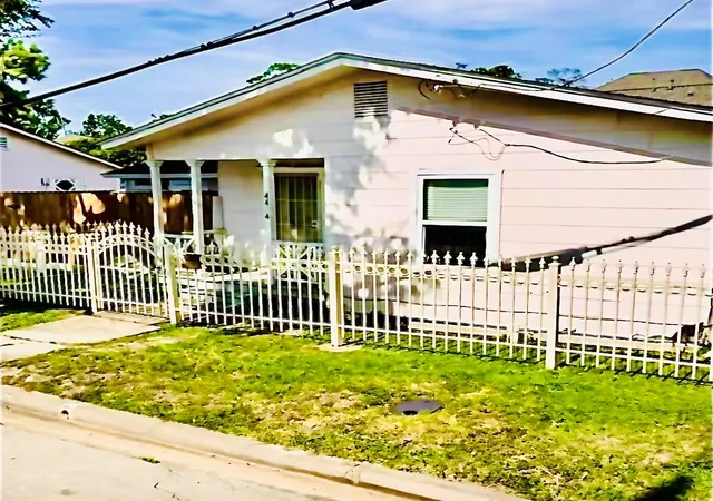 Photo 3 of Multi family home for sale at 4408 Edsee St, Houston, TX 77009 | MLS# 15997132 | Listing updated on 2026-08-12