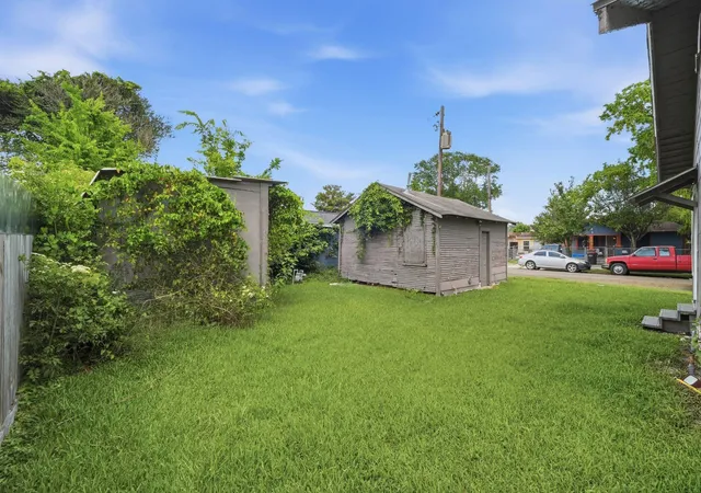34th image of 204 W Murrill St, Baytown, TX 77520 | MLS# 30680236