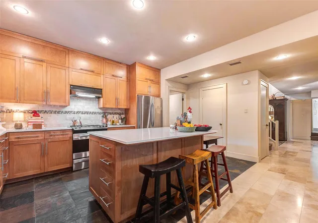 4th image of 2327 Briar Branch Dr, Houston, TX 77042 | MLS# 52607770