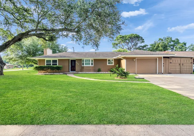 2nd image of 203 22nd Ave N, Texas City, TX 77590 | MLS# 38814105