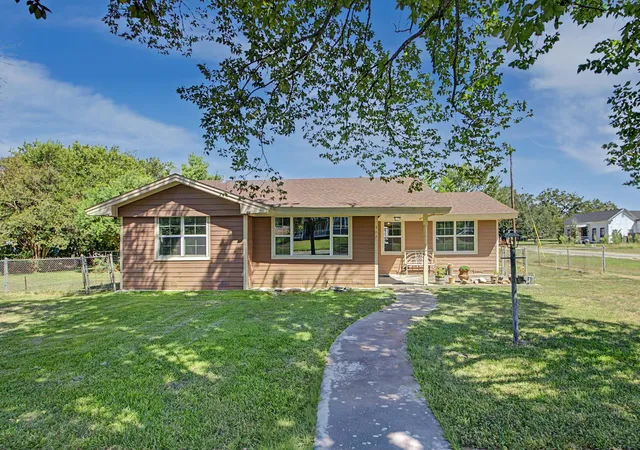 Photo 1 of Single family home for sale at 307 E Barton St, Calvert, TX 77837 | MLS# 80487974 | Listing updated on 2026-09-06