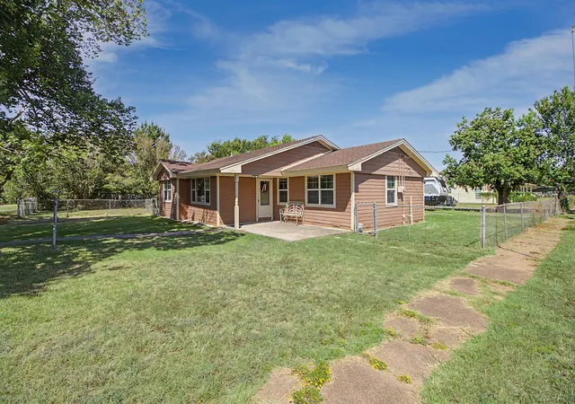 Photo 2 of Single family home for sale at 307 E Barton St, Calvert, TX 77837 | MLS# 80487974 | Listing updated on 2026-09-06