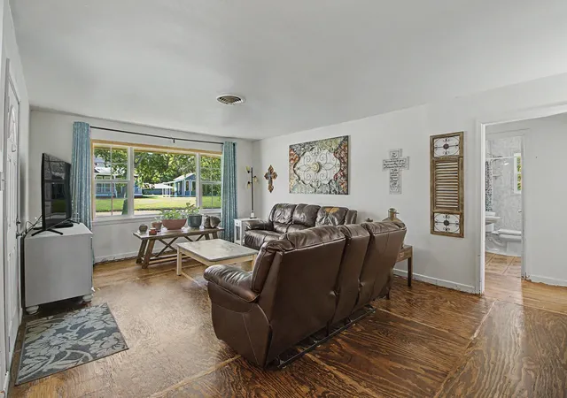 Photo 3 of Single family home for sale at 307 E Barton St, Calvert, TX 77837 | MLS# 80487974 | Listing updated on 2026-09-06
