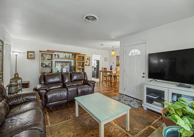 Photo 4 of Single family home for sale at 307 E Barton St, Calvert, TX 77837 | MLS# 80487974 | Listing updated on 2026-09-06