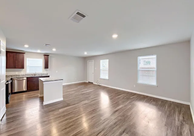 Photo 2 of Sale Pending at 410 New Mexico St, Houston, TX 77029 | MLS# 56372384 | Listing updated on 2026-09-14