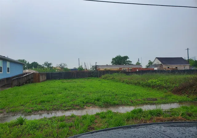 2nd image of 2710 Mills St, Houston, TX 77026 | MLS# 37884045
