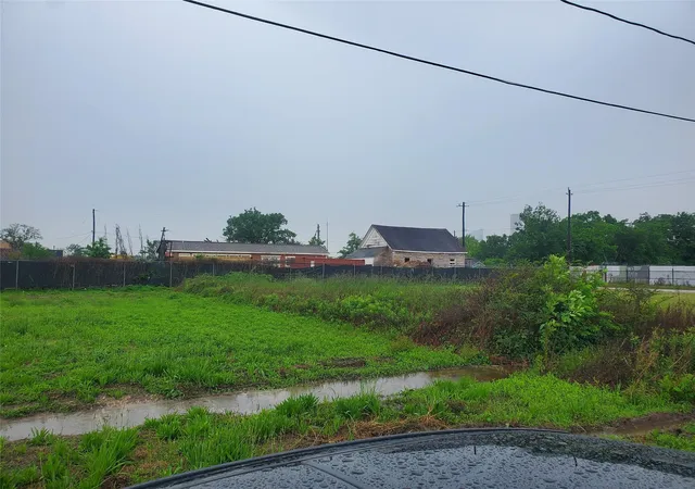 3rd image of 2710 Mills St, Houston, TX 77026 | MLS# 37884045