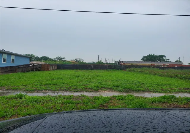 4th image of 2710 Mills St, Houston, TX 77026 | MLS# 37884045