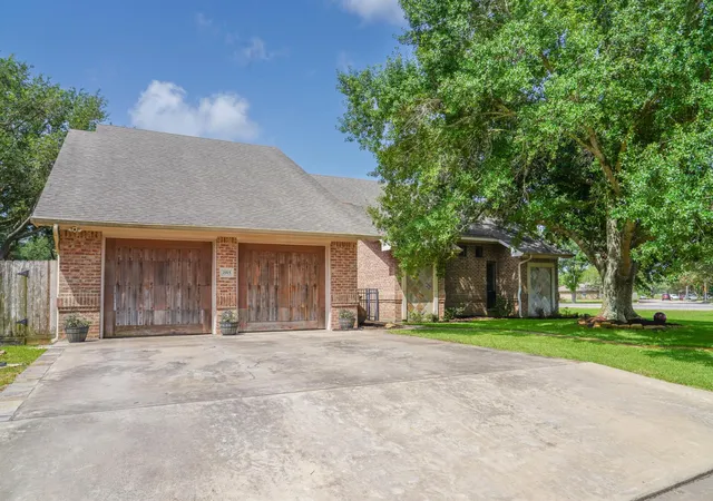 2nd image of 2915 Willow Creek Dr, El Campo, TX 77437 | MLS# 5166638