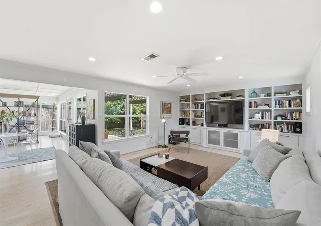 Photo 2 of Single family home for sale at 1006 Prince St, Houston, TX 77008 | MLS# 89768868 | Listing updated on 2026-09-19